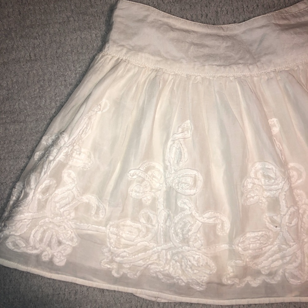 DeLiA’s White Mini Detailed Flowy Skirt Size 3-4